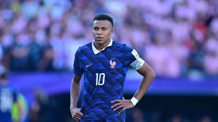 Macron, ırkçı paylaşımların hedefi olan Fransız futbolcu Mbappe'ye tam destek verdi