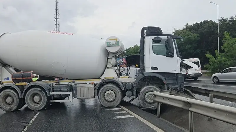 Arnavutköy'de beton mikseri hafif ticari araca çarptı: 2 yaralı