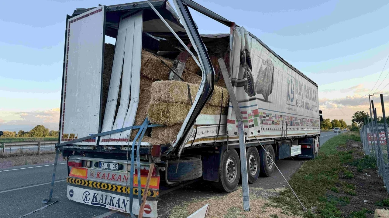 Sakarya'da saman yüklü TIR dehşeti! İşçi servisi devrildi, ortalık savaş alanına döndü! Çok sayıda yaralı var