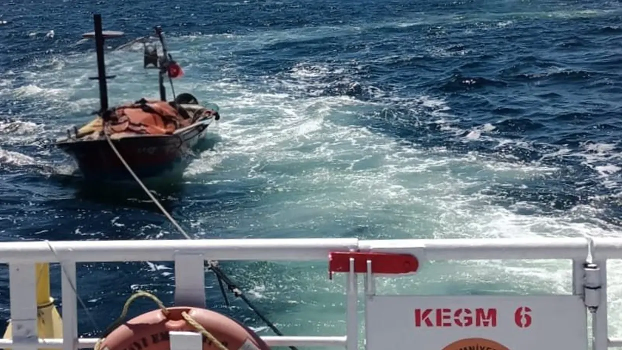 Çanakkale'de sürüklenen teknenin imdadına Kıyı Emniyet'i yetişti