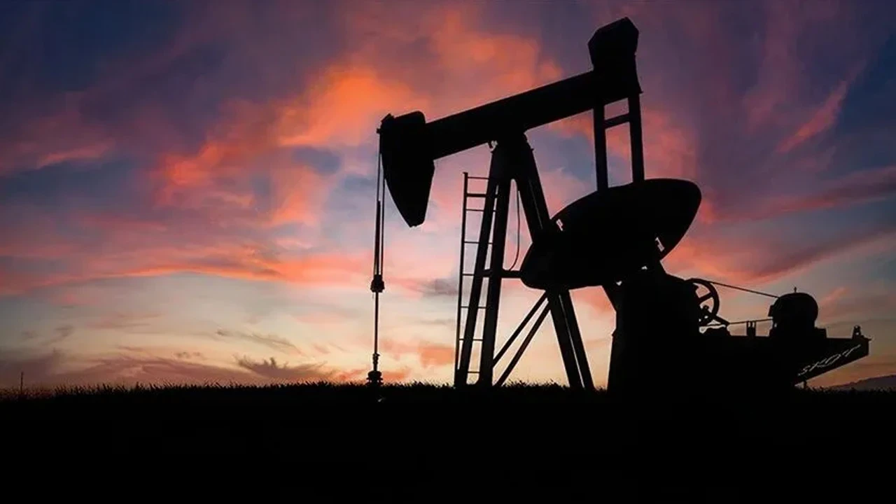 ABD’nin ham petrol stokları beklentilerin aksine yükseldi