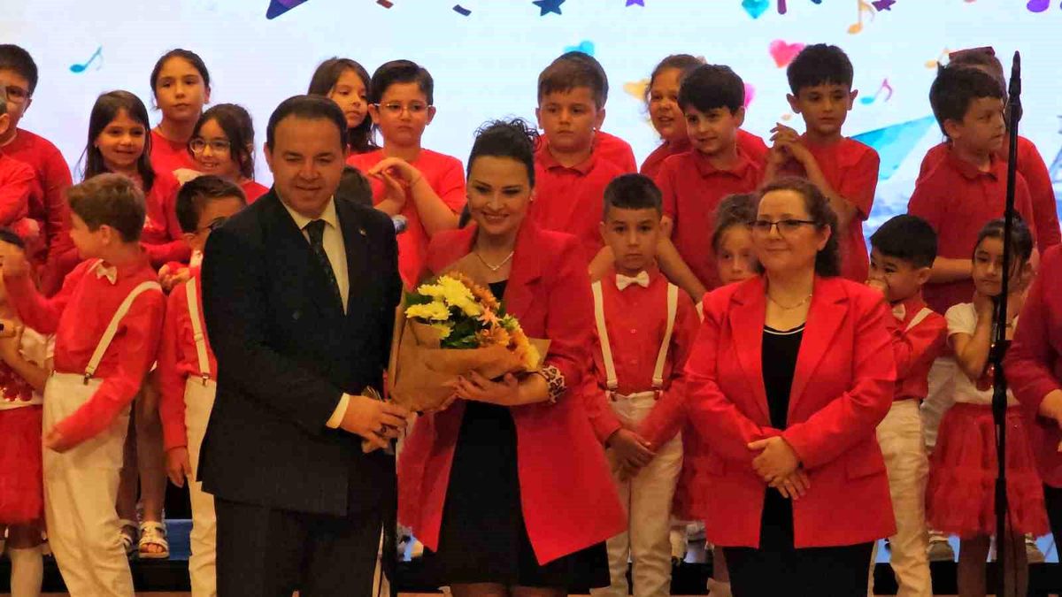 Öğrenciler sahnede devleşti, Maarif Öğrenci Korosu büyük ilgi gördü
