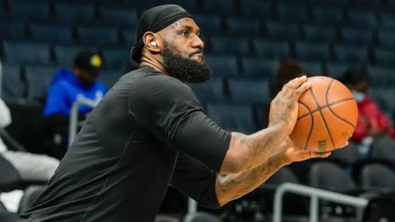 LeBron James'e ikinci Türk takım arkadaşı: 41 yaşında 4. takımına imza attı