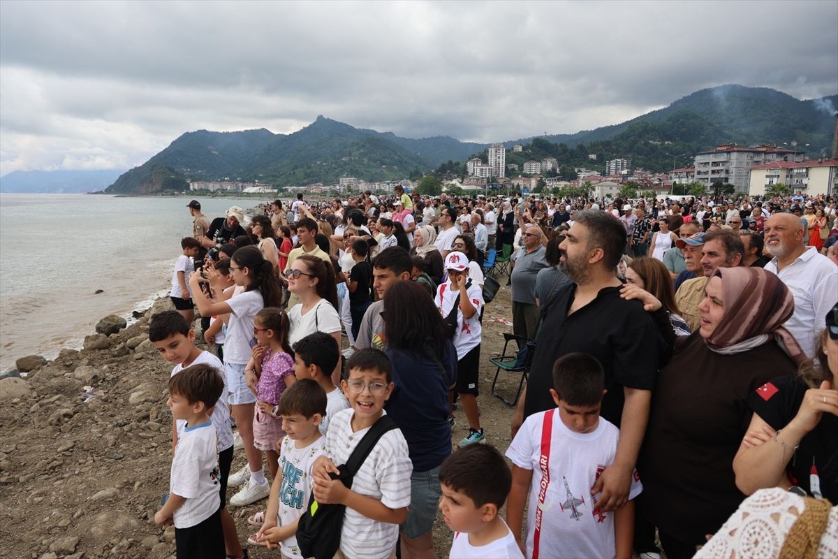 Türk Yıldızları Artvin semalarında gösteri uçuşu yaptı