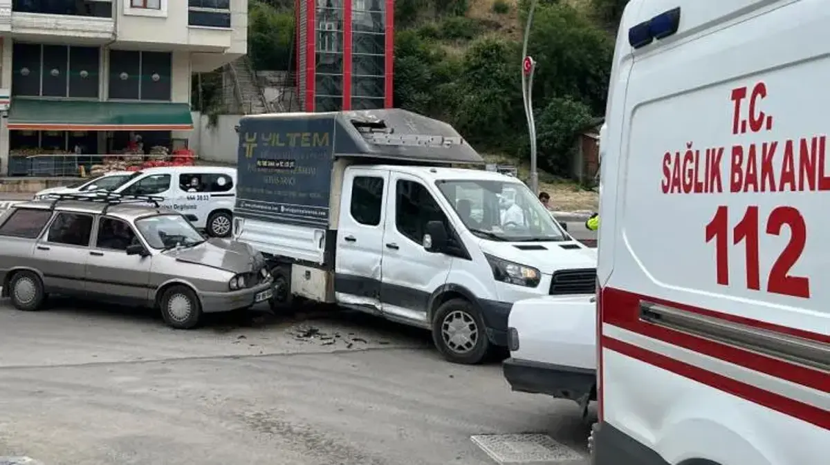 Karabük'te kamyonet ile otomobil çarpıştı 1 kişi yaralandı