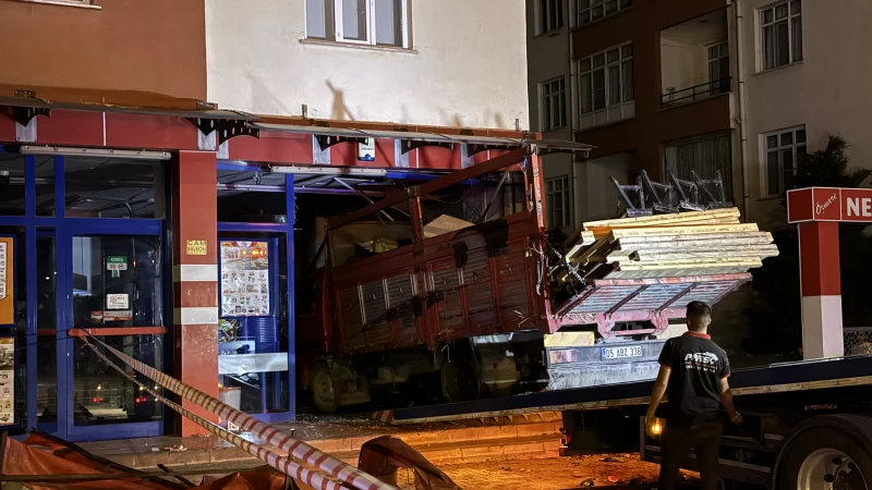 Konya'da bir kamyon markete girdi: Sürücü ağır yaralandı