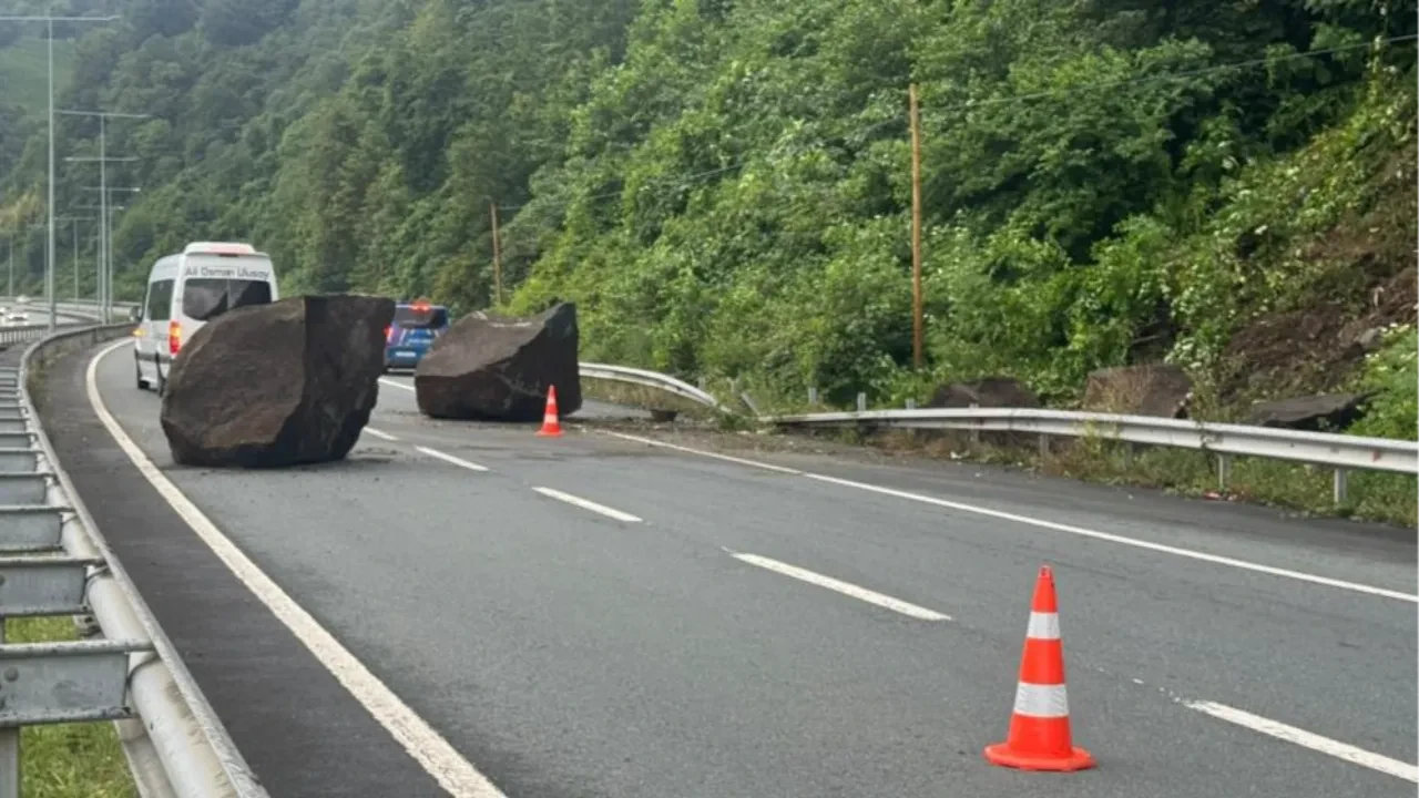 Karadeniz Sahil Yolu’nda korku dolu anlar: Yamaçtan kopan iki dev kaya yola düştü