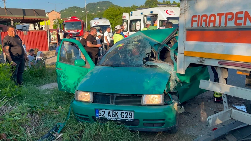 Ordu’da minibüs, park halindeki otomobile çarptı: Yaralılar var