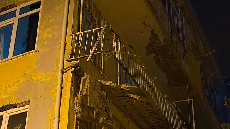 Üsküdar’da balkonunda kısmi çökme meydana gelen 4 katlı bina mühürlendi