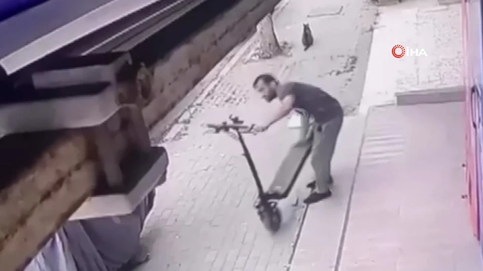 Avcılar'da elektrikli scooter hırsızlığı: O anlar güvenlik kamerasına yansıdı