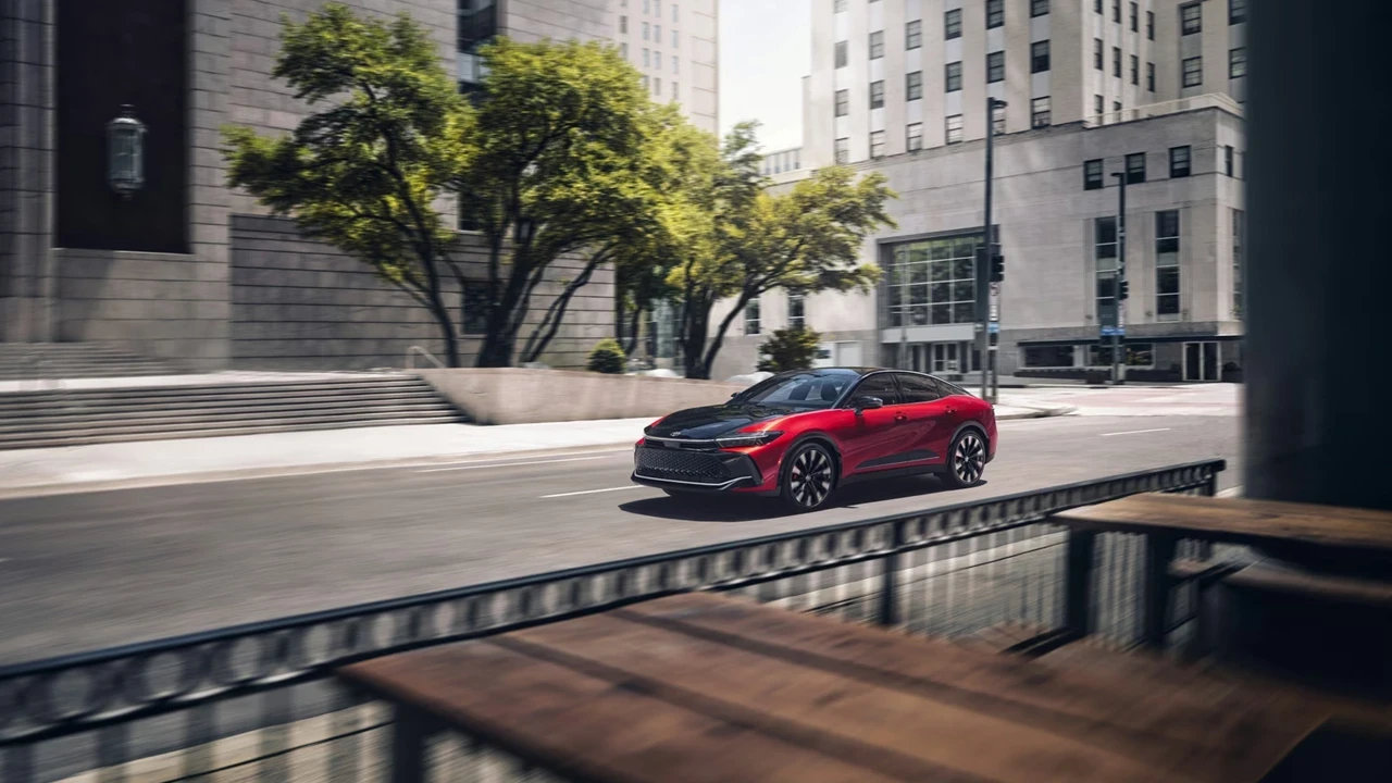 2027 model Toyota Crown tanıtıldı: Hibrit sistemi yenilendi