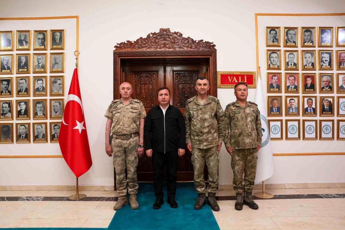 Vali Aydoğdu, komutanları makamında ağırladı