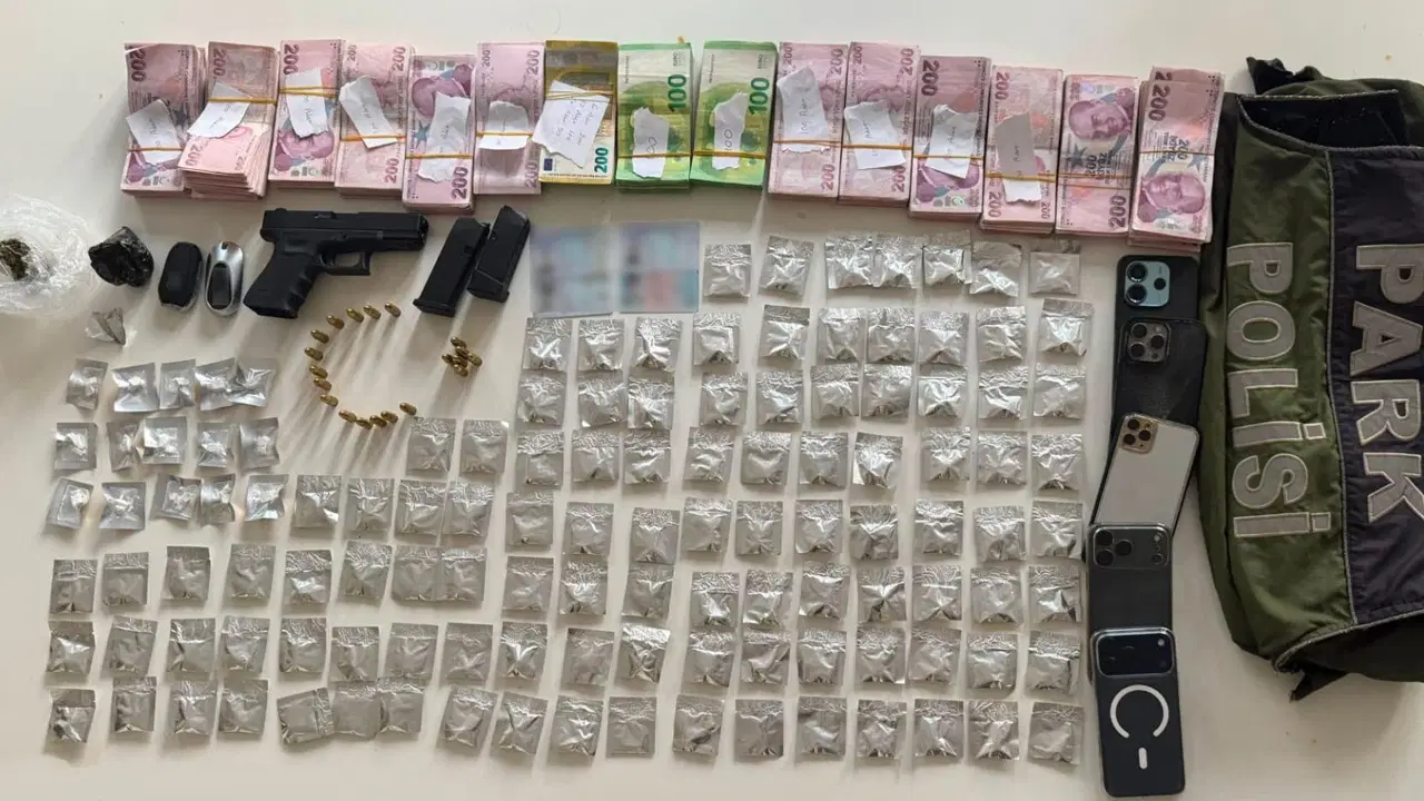 Bakırköy'de otomobilde 'uyuşturucu' düzeneği! 4 şüpheli tutuklandı: 248 bin lira ve 30 bin Euro ele geçirildi