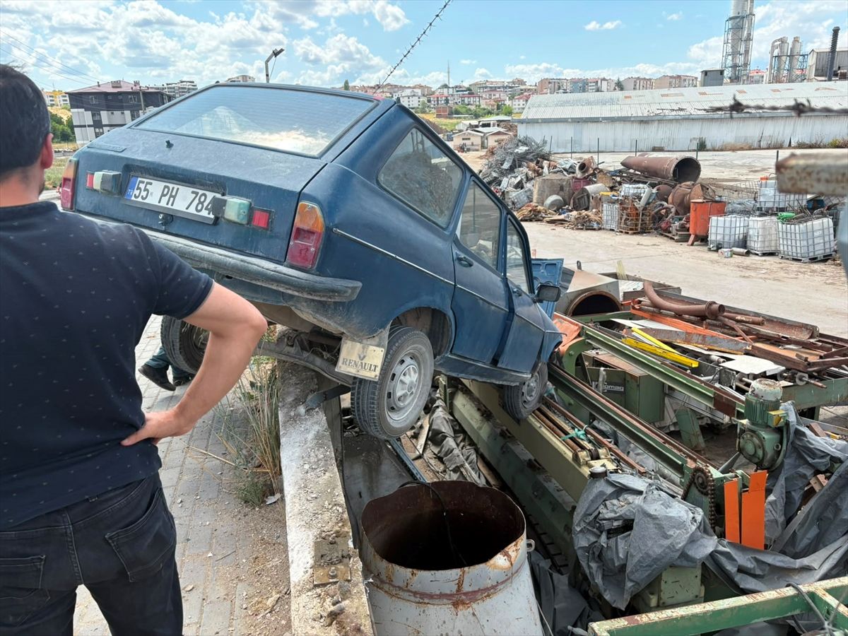 Vezirköprü'de yoldan çıkan otomobilin sürücüsü yaralandı