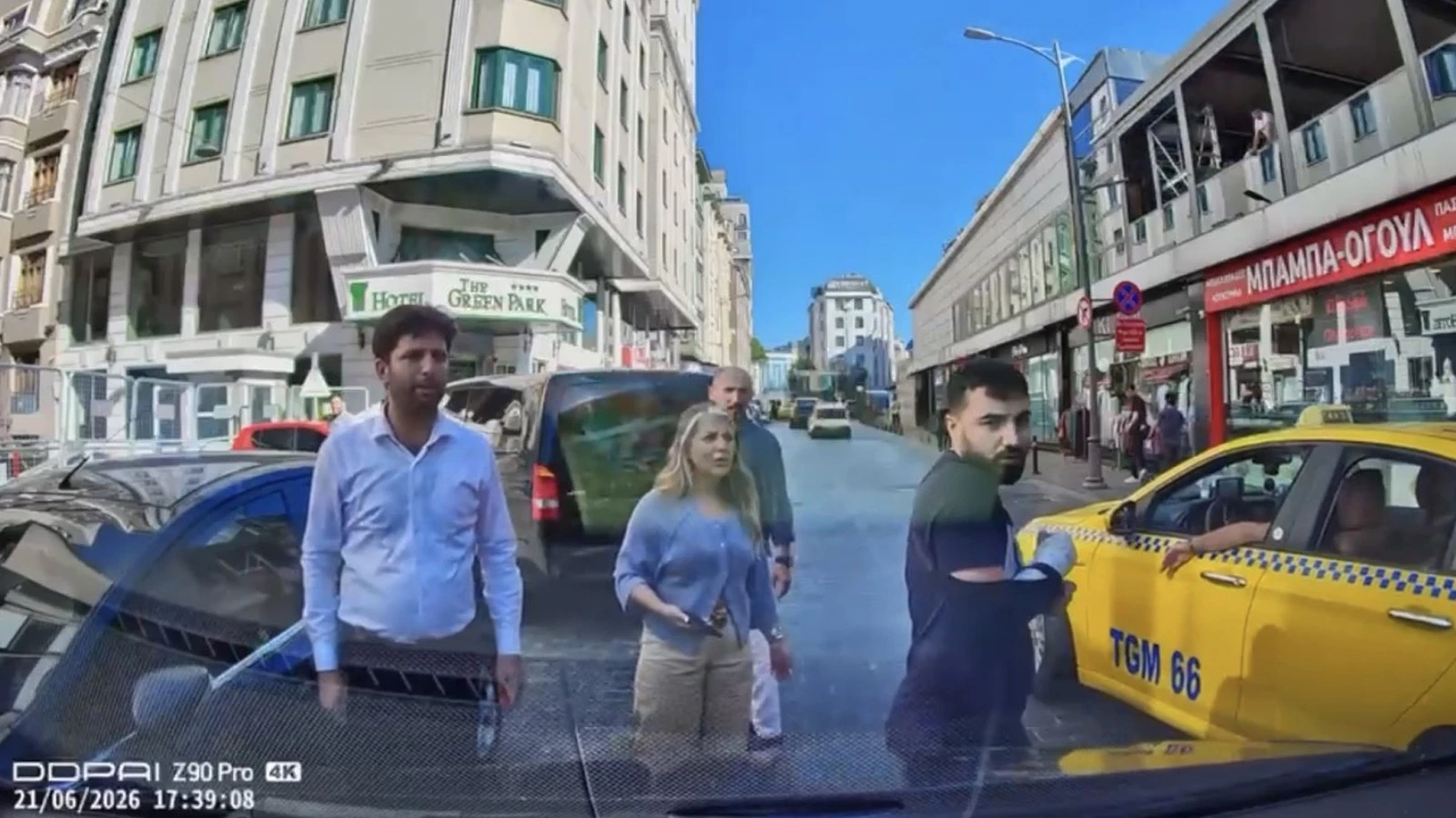 Beyoğlu'nda yol verme kavgasında tehdit: Boksörüm, çeneni kırarım
