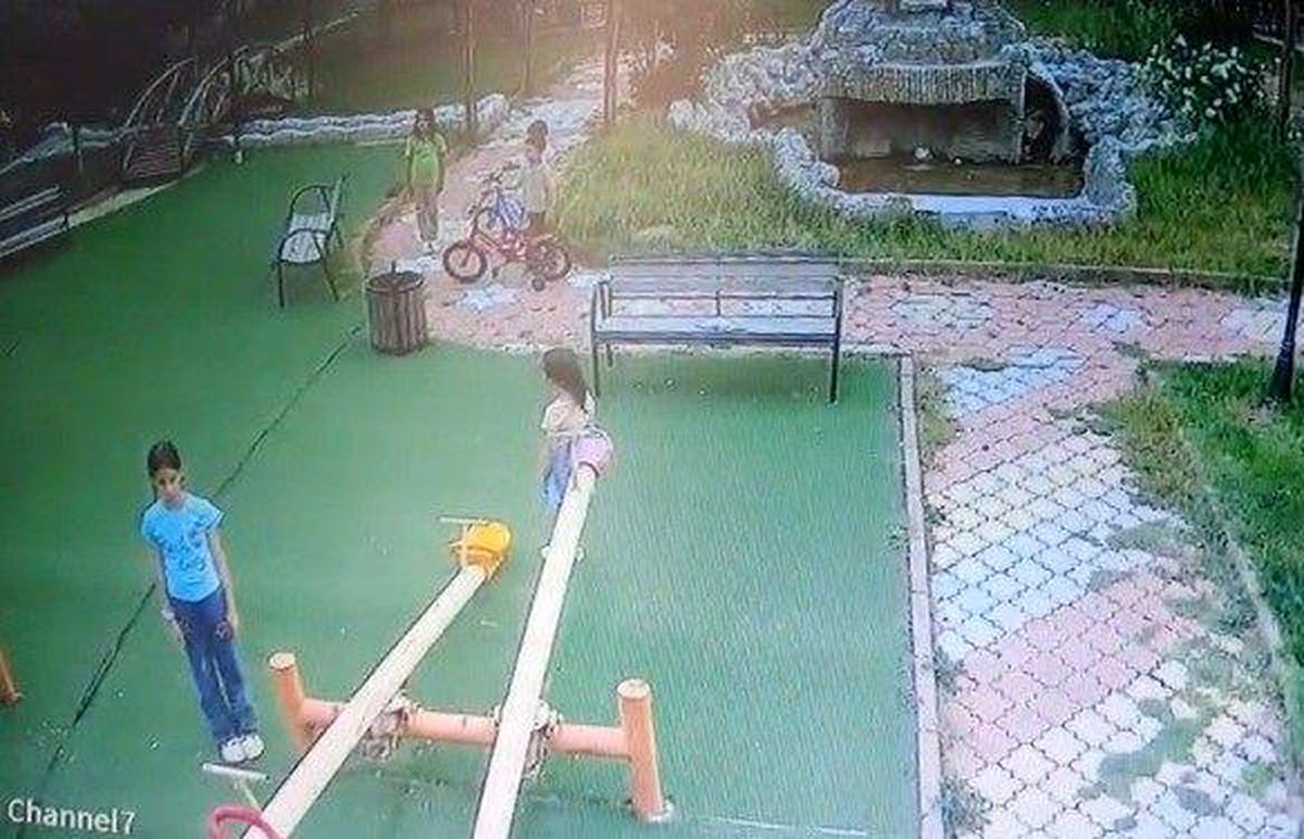 İstiklal Marşı'nı duyan çocuklar oyunu bırakıp hazır ola geçti: O anlar kamerada