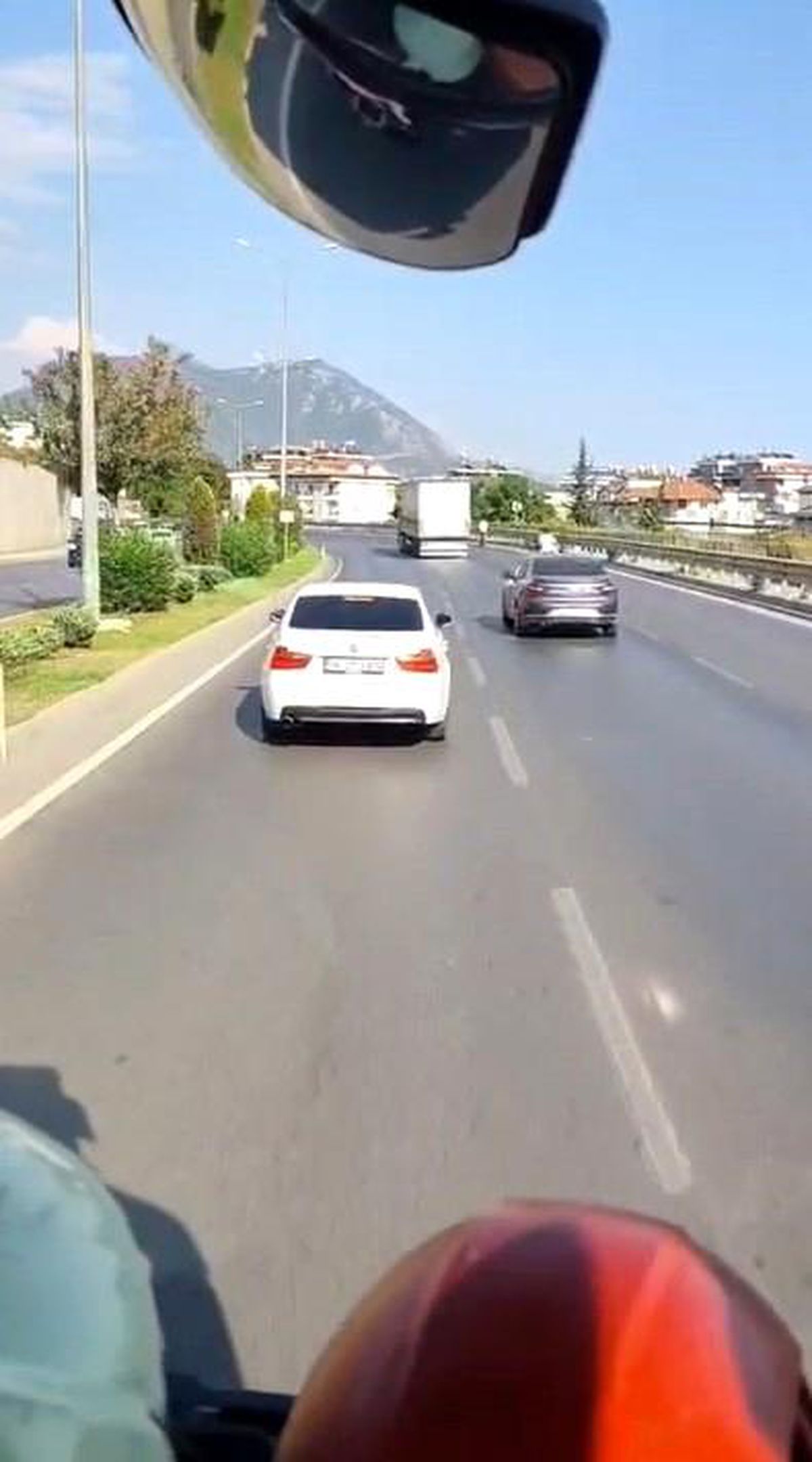 Alanya'da itfaiyeye yol vermeyen otomobil sürücüsüne 46 bin TL ceza