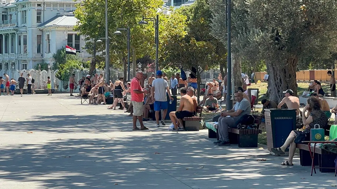 Bunaltıcı sıcaklar etkisi gösterdi! İstanbullular sahillere akın etti