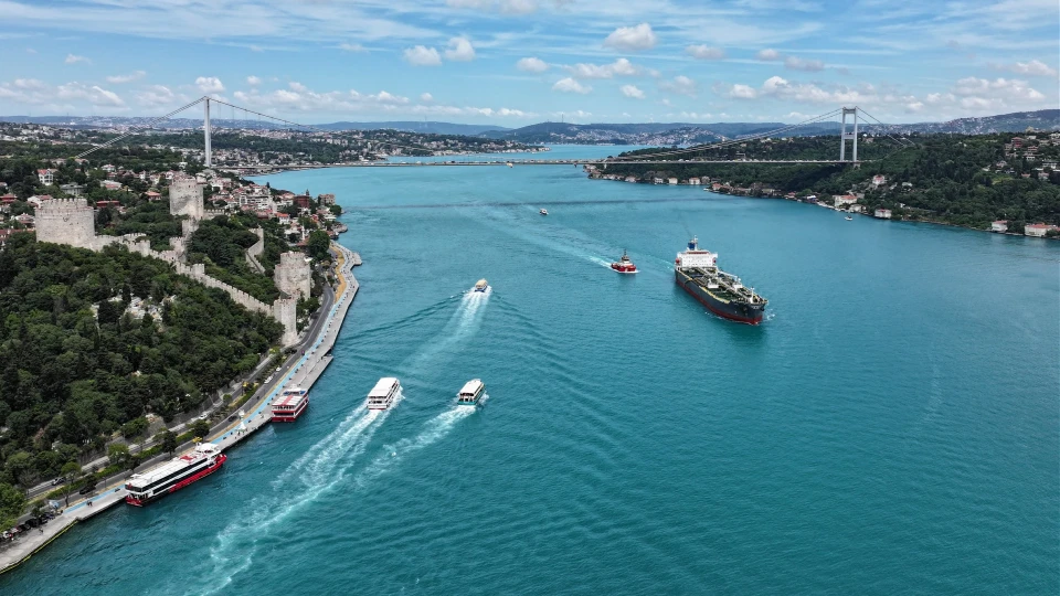 İstanbul Boğazı'nda turkuaz renk şöleni: O anlar havadan görüntülendi