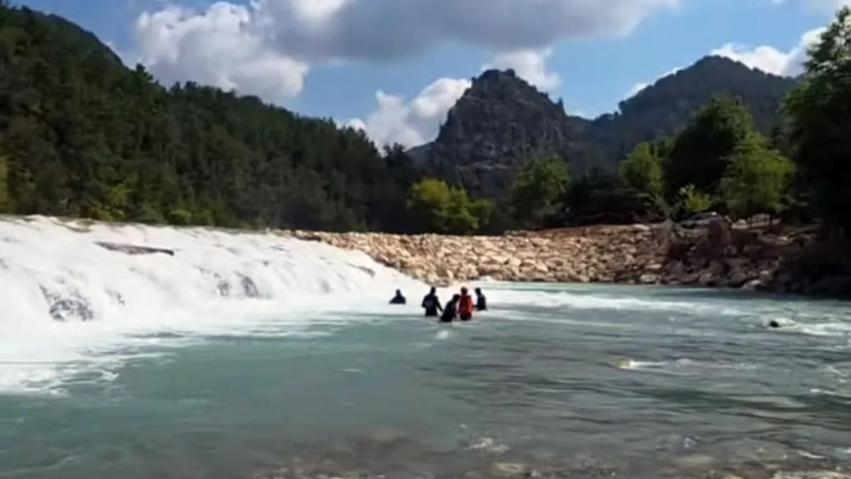 Serinlemek için girdiği çayda akıntıya kapılarak kayboldu