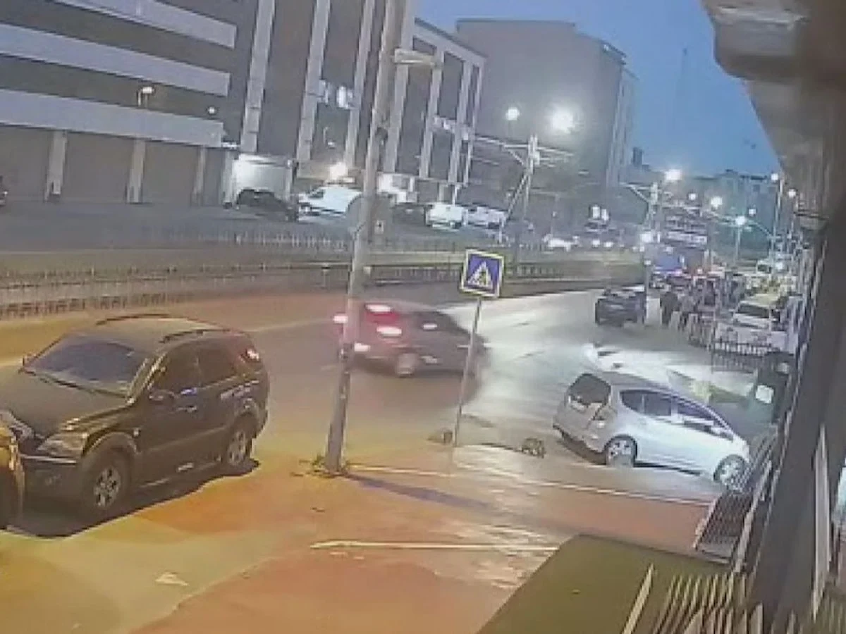 İstanbul'da aydınlatma direğine çarpan sürücü kaçtı