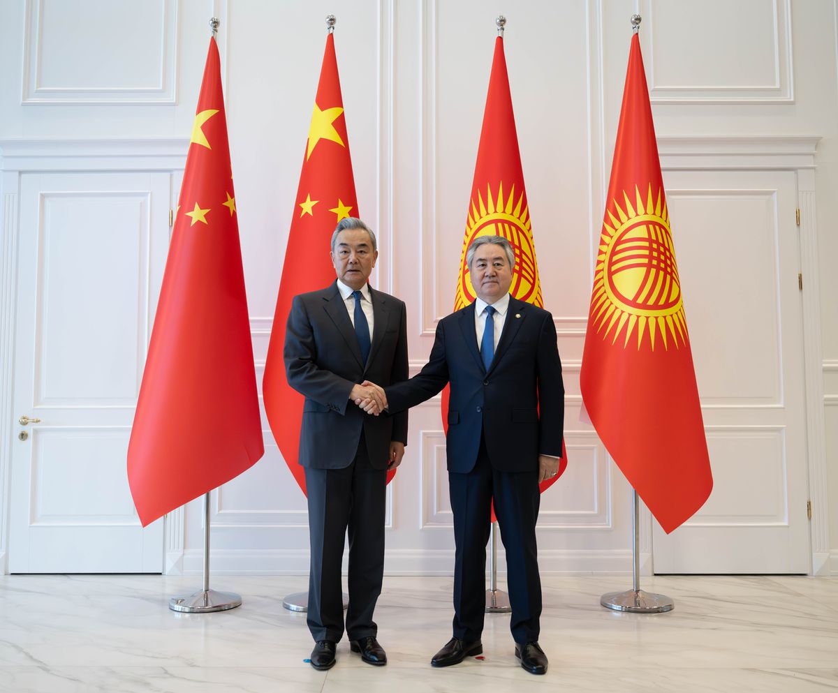 Çin Dışişleri Bakanı Wang, Kırgız mevkidaşı Kulubayev ile görüştü
