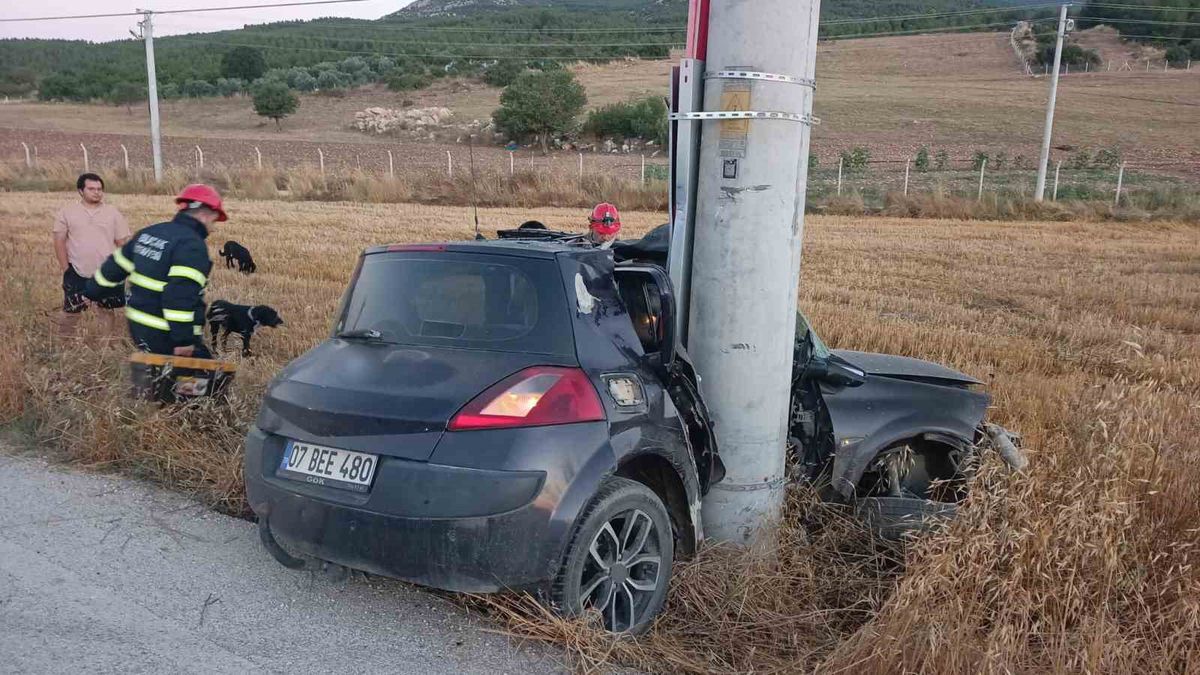 Burdur'da direğe çarpan otomobilin sürücüsü yaralandı