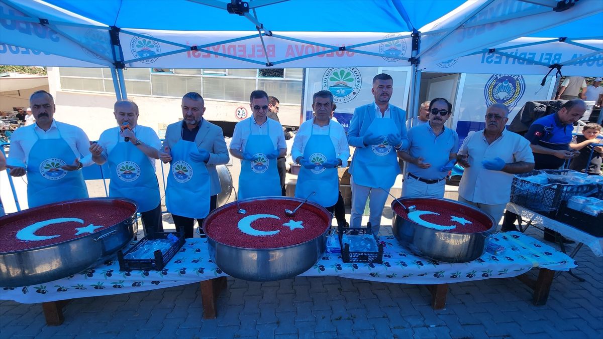 Amasya'nın ilçelerinde vatandaşlara aşure dağıtıldı