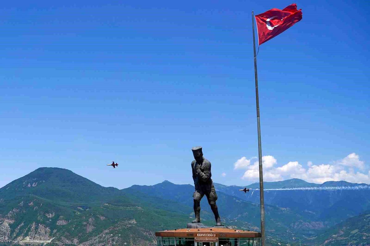 Türk Yıldızları Artvin semalarında prova uçuşuyla nefes kesti