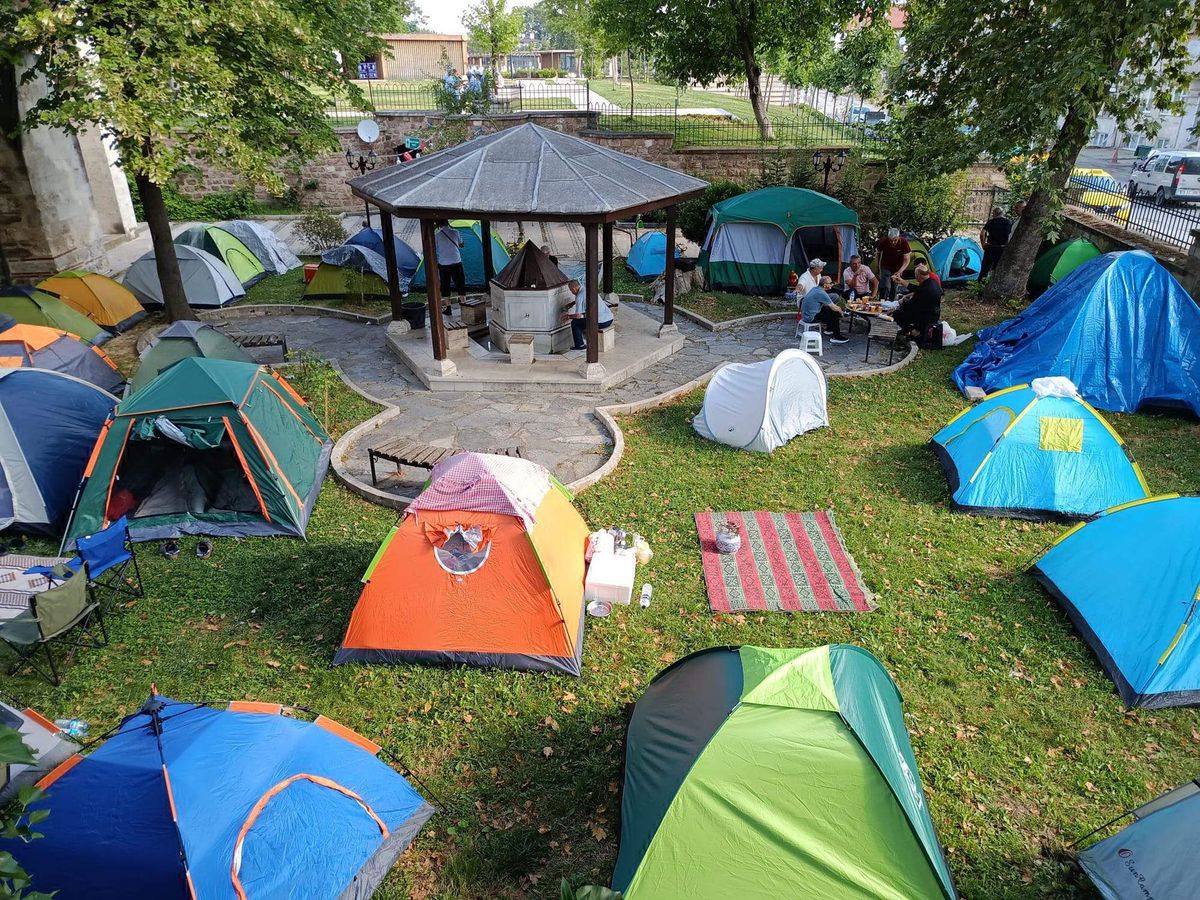 Edirne'de otellerde yer bulamayan güreşseverler, çadırlarda konaklıyor