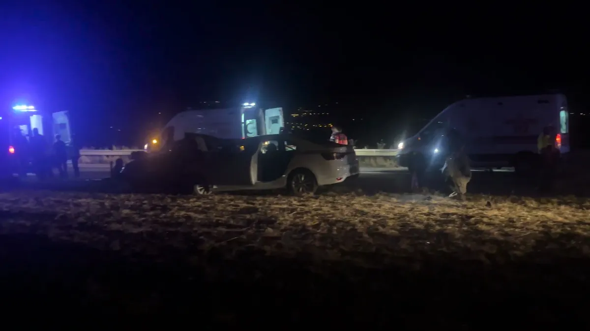 Tokat'ta feci kaza: İki otomobil birbirine girdi! 1'i ağır 9 yaralı