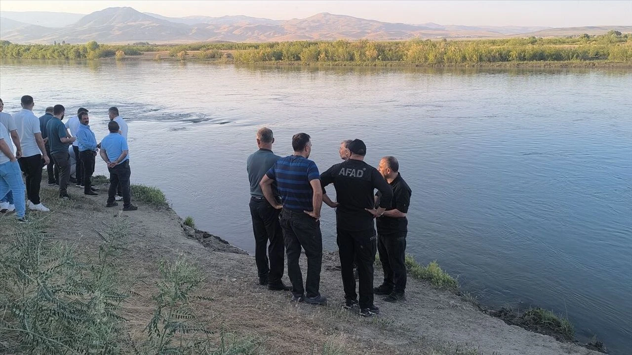 Muş'ta nehre düşen çocuk için arama çalışması başlatıldı
