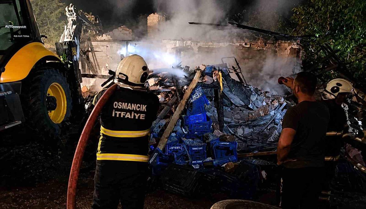 Çorum'da metruk bina alevlere teslim oldu