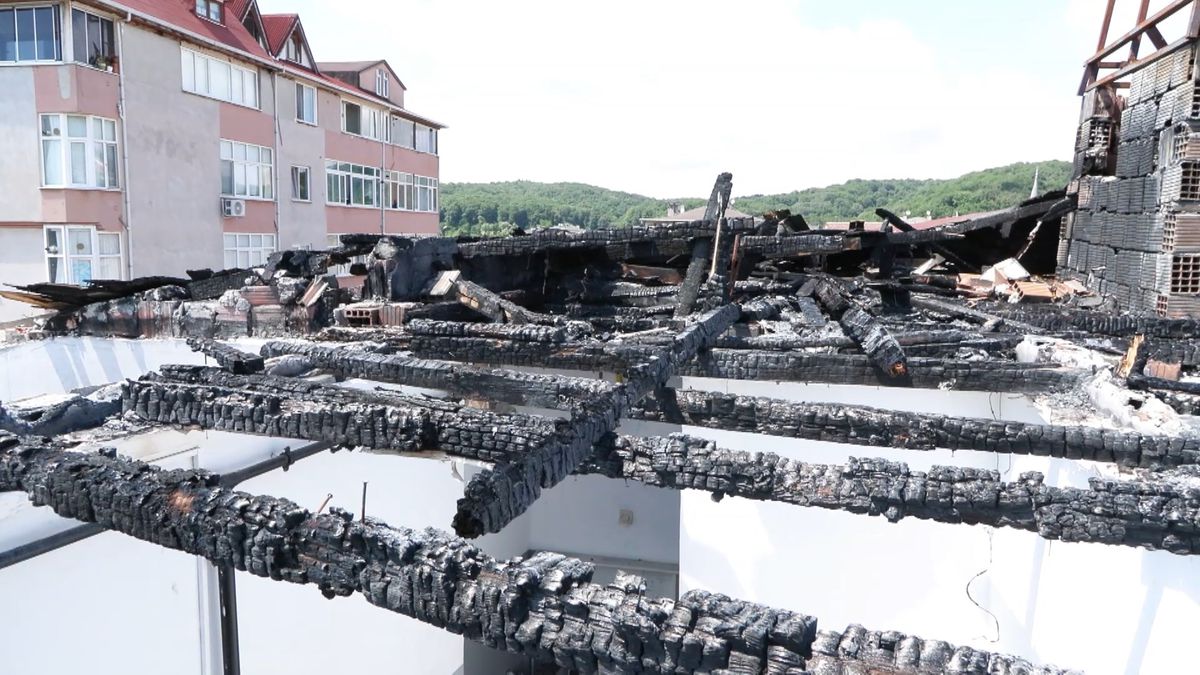 Sarıyer'de 2 aydır çatısı olmayan apartmanda yaşıyorlar: Geçen yıl yaptırdık; yanan çatının parasını ödüyoruz