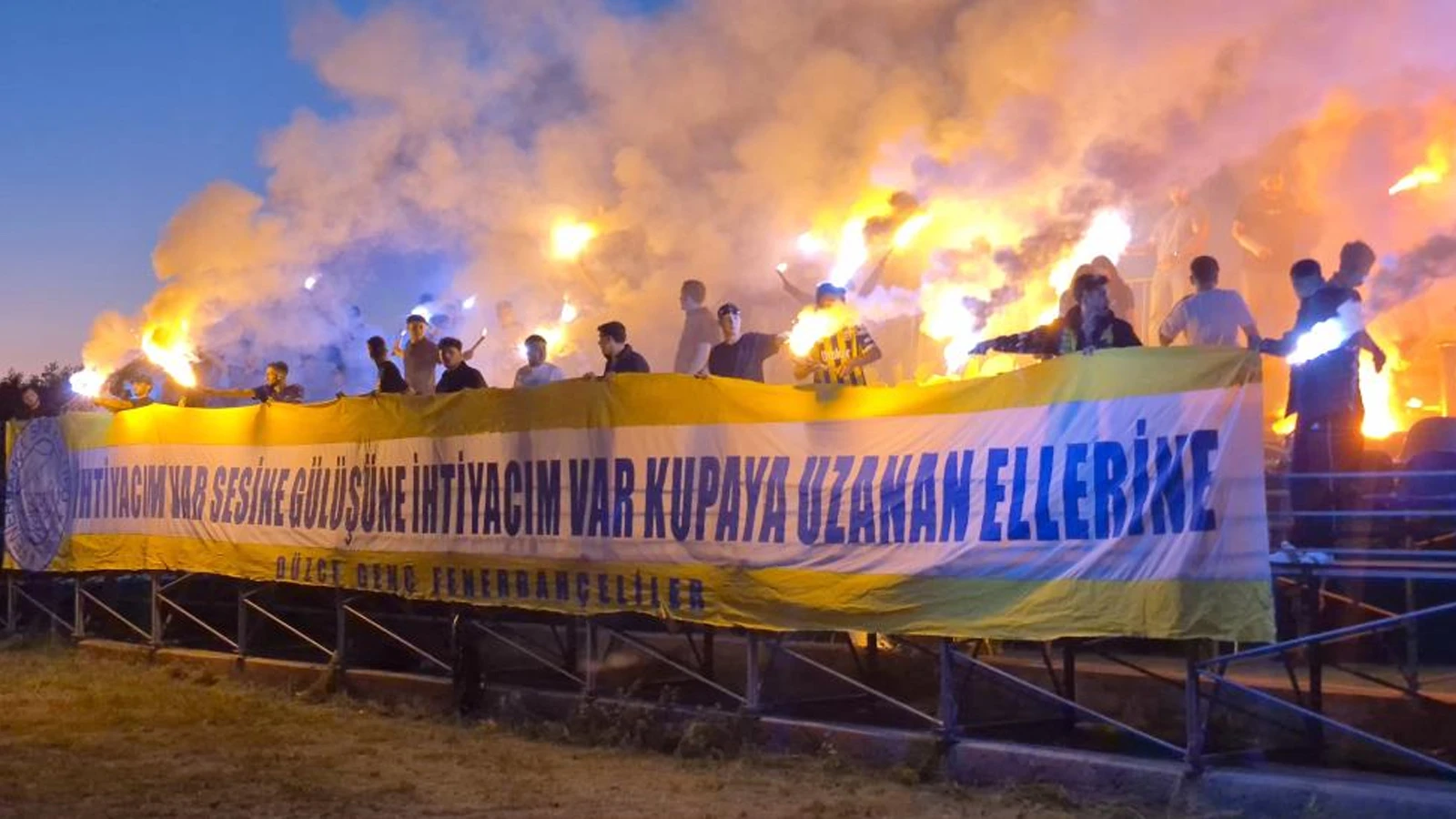 Taraftardan Fenerbahçeli futbolculara akşam sürprizi