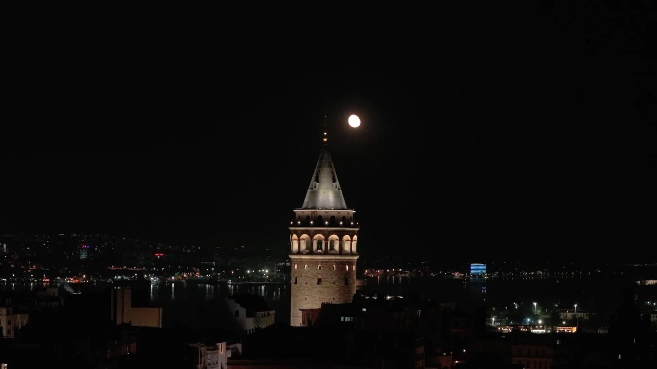 İstanbul’da dolunay seyirlik manzara oluşturdu