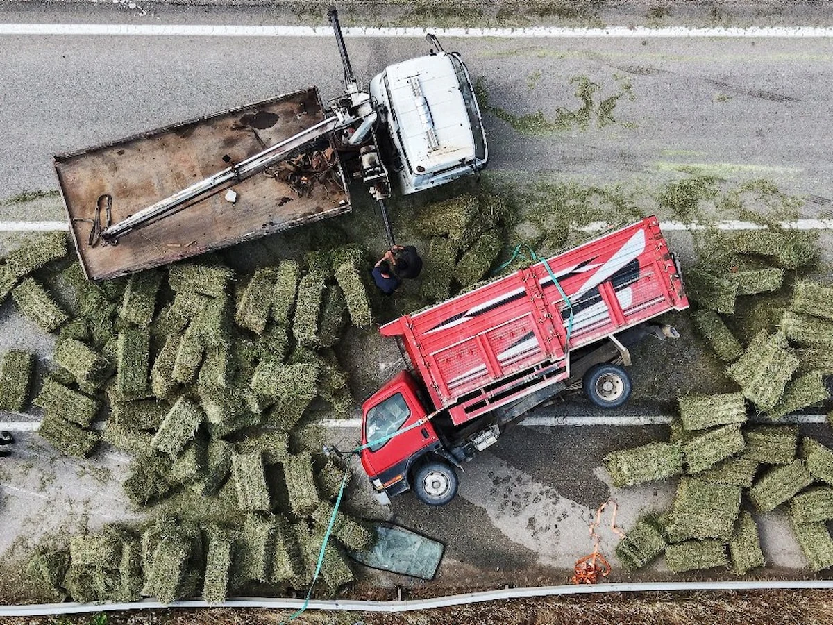 Kırıkkale’de ot balyası yüklü kamyon devrildi: Ankara yolu kilitlendi