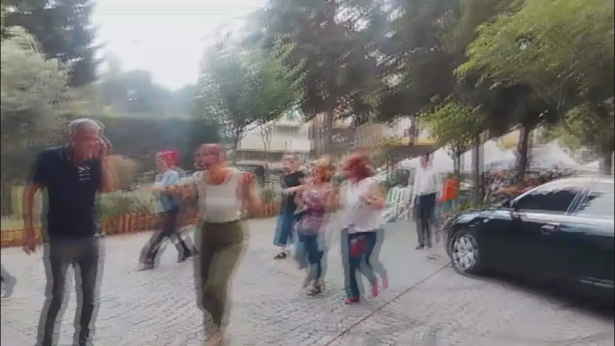 İstanbul’da şiddetli fırtına etkili oluyor! Vatandaşlar zor anlar yaşadı: Bazı binalarda hasar oluştu