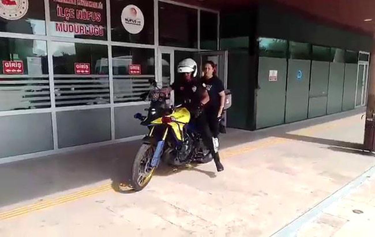 Denizli'de polisler kimlik sorunu yaşayan öğrencileri sınava son anda yetiştirdi