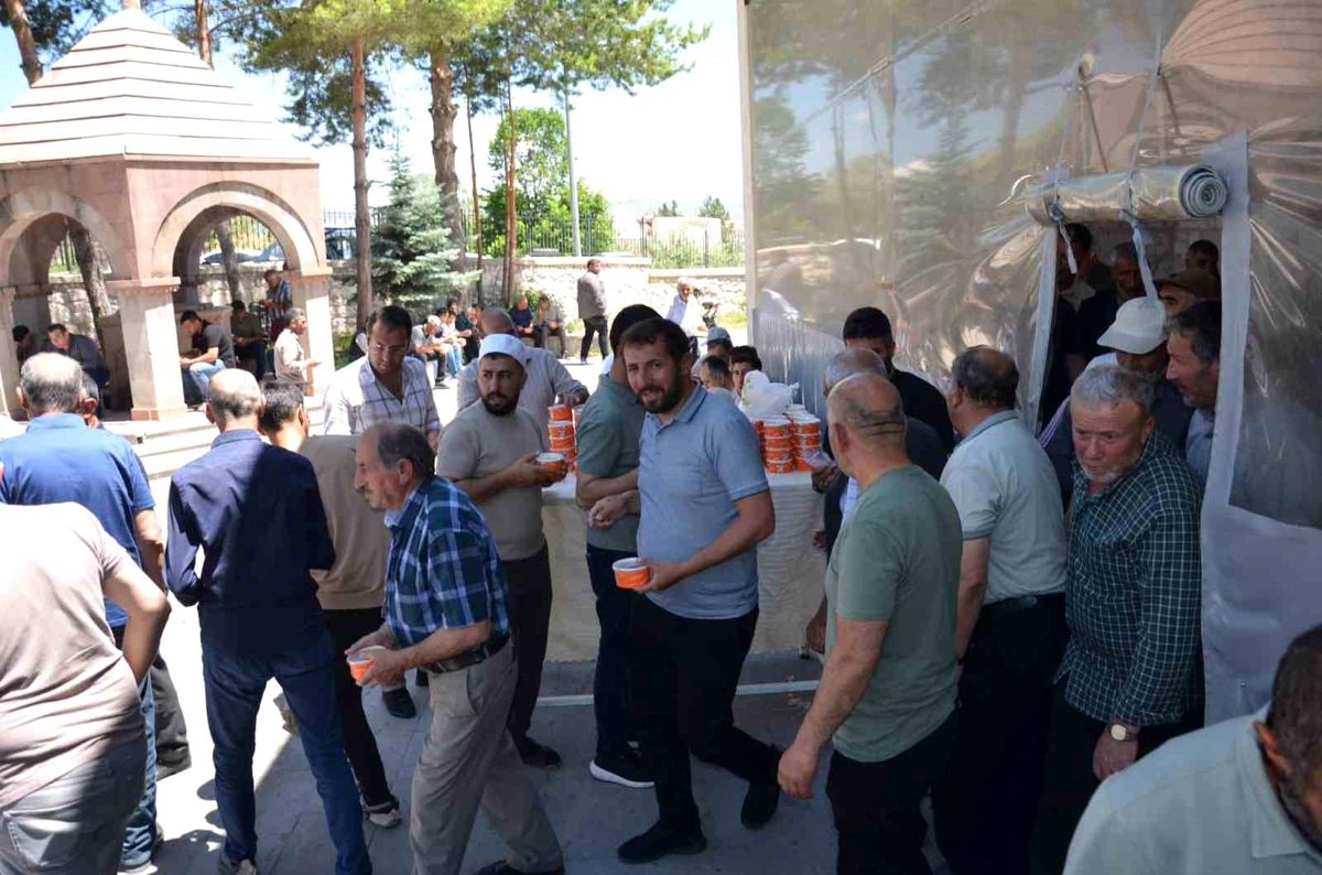 Tercan'da Muharrem ayı dolayısıyla cemaate aşure ikram edildi