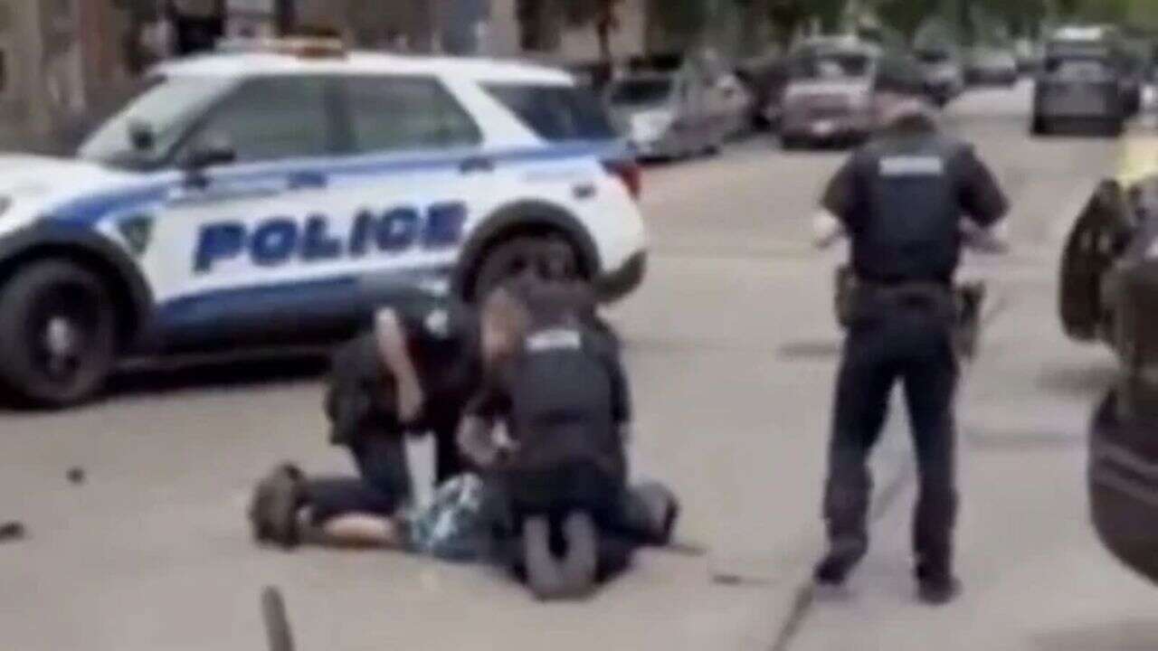 ABD'de kan donduran vahşet: Polis gözaltına direnen siyahiyi başından vurarak öldürdü