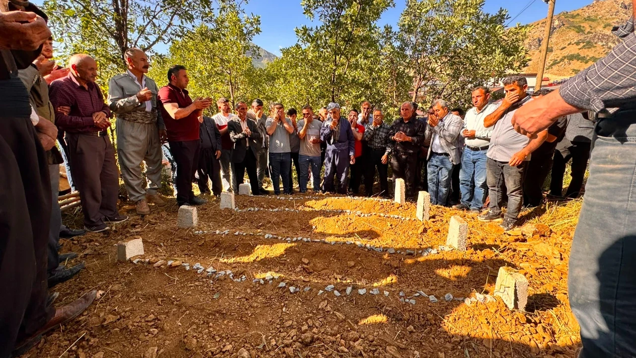 Hakkari'de acı veda: Eşi tarafından öldürülen kadın 2 kardeşi ve annesi yan yana toprağa verildi