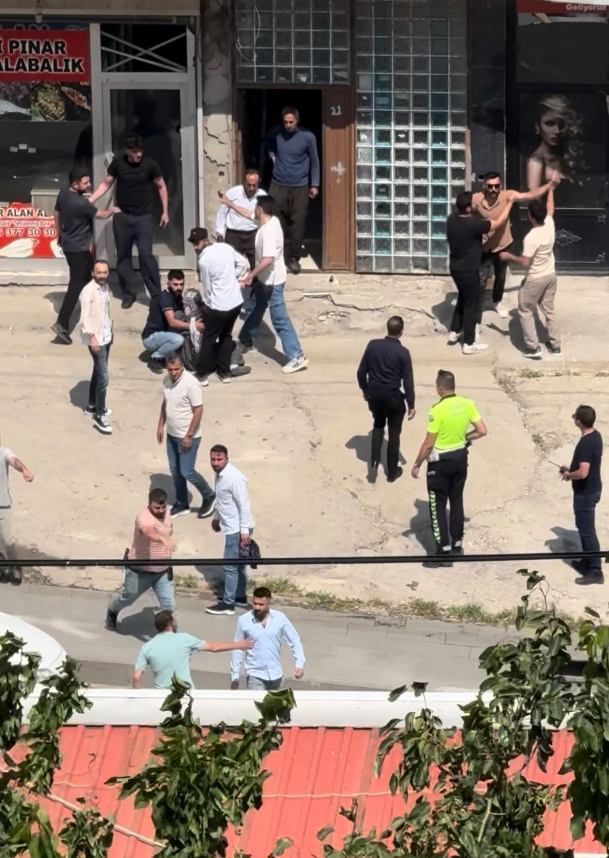 Şemdinli'de 2 kişinin yaralandığı silahlı- sopalı kavga kamerada