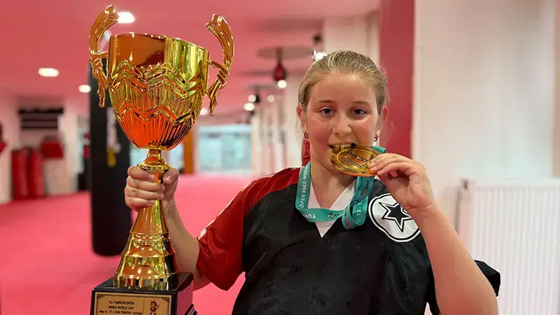 9 yaşındaki Asel, 5 yıl önce başladığı kick boksta dünya şampiyonu oldu