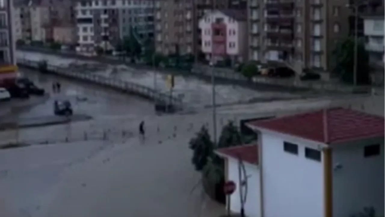 Kastamonu'da kırmızı alarm anları: Cide'yi vuran selin gelişi kamerada!