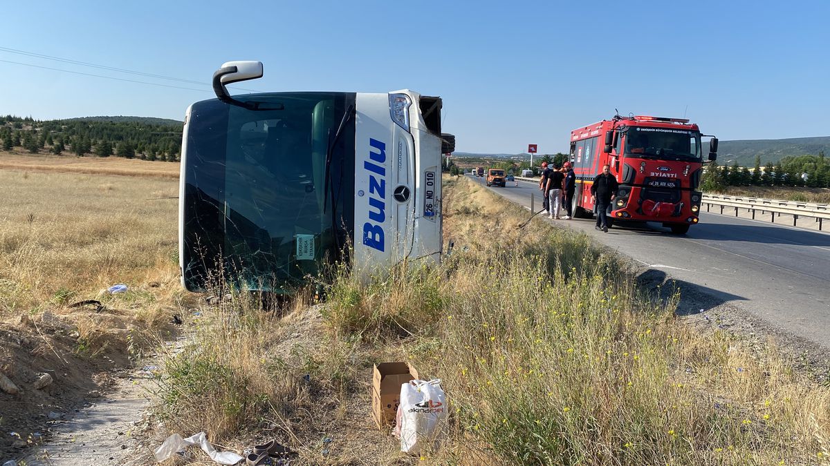 Eskişehir'de yolcu otobüsü şarampole devrildi: 24 yaralı