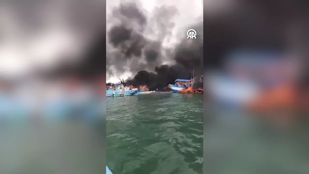 Ekvador'da liman yangını: Onlarca tekne kullanılamaz hale geldi