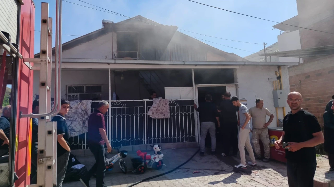 Elazığ'da korkutan ev yangını