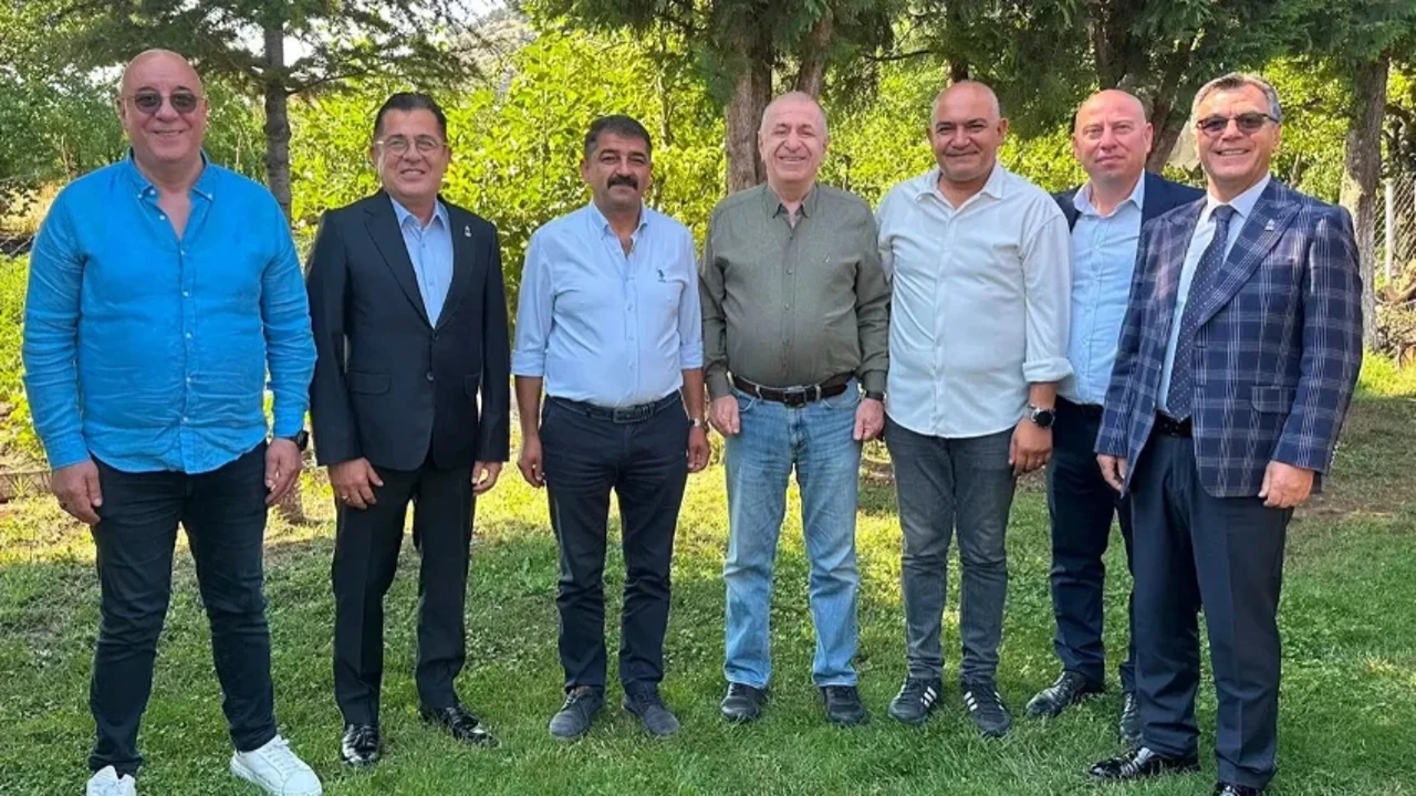 CHP’li Belediye Başkanı Zafer Partisi’ne katıldı! Rozetini Ümit Özdağ taktı…