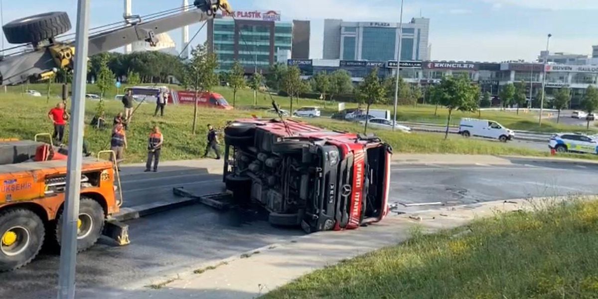 Bağcılar'da yangından dönen itfaiye aracı devrildi: 3 yaralı